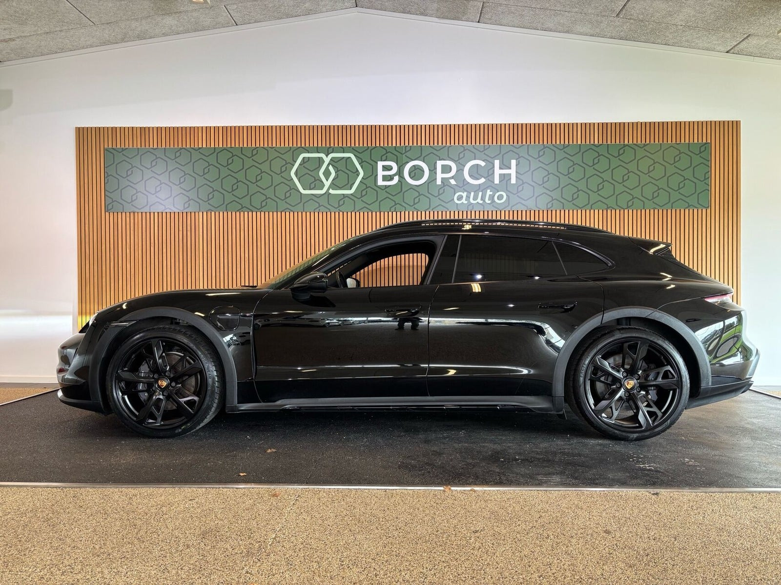 Sort Porsche Taycan fra 2022