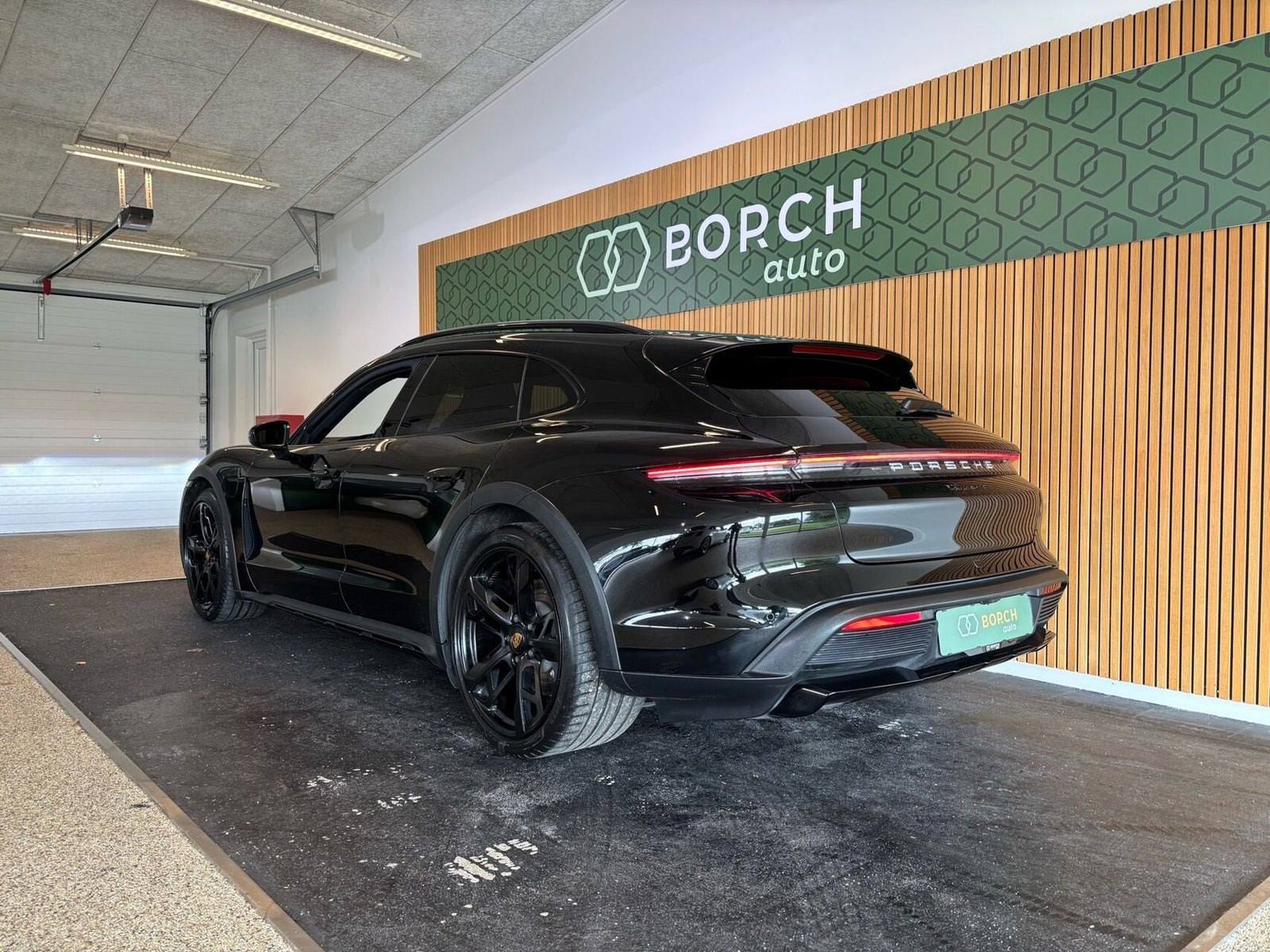 Sort Porsche Taycan fra 2022