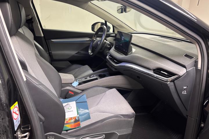 Sort Skoda Enyaq fra 2023