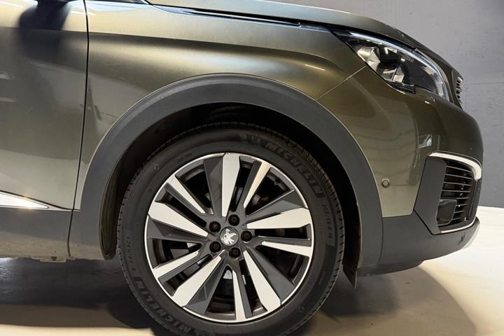 Grøn Peugeot 5008 fra 2017
