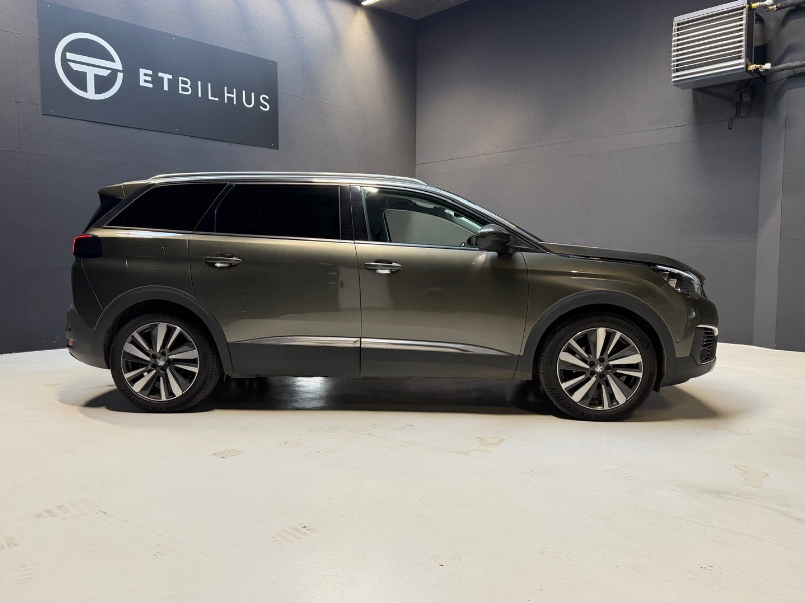 Grøn Peugeot 5008 fra 2017