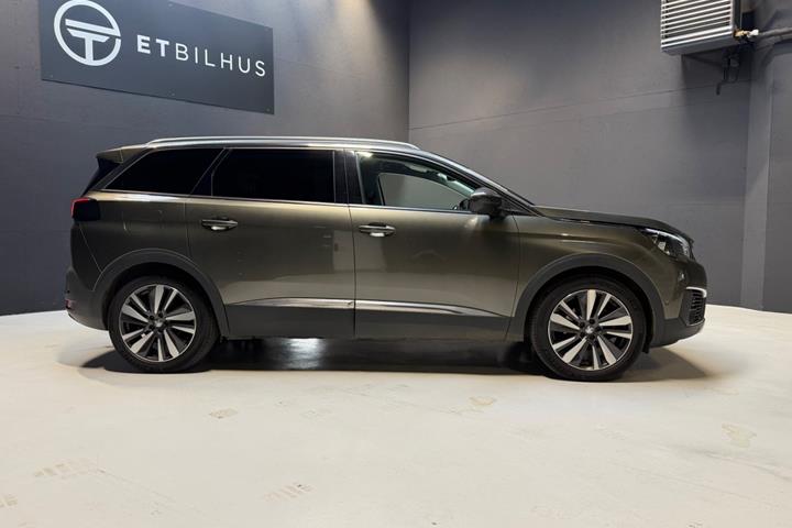 Grøn Peugeot 5008 fra 2017