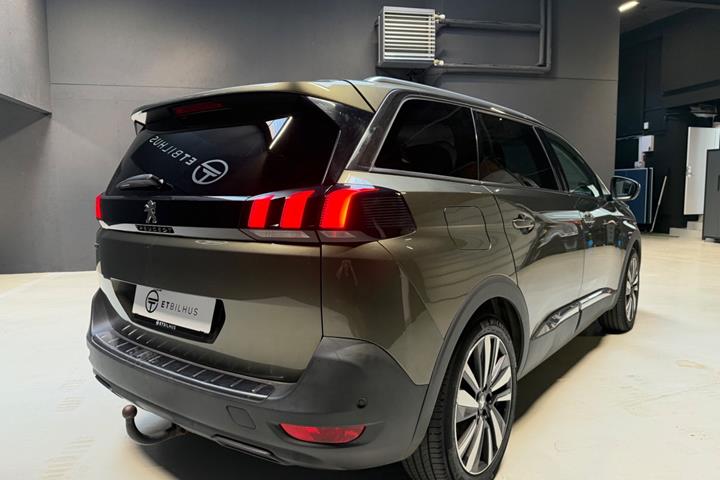 Grøn Peugeot 5008 fra 2017