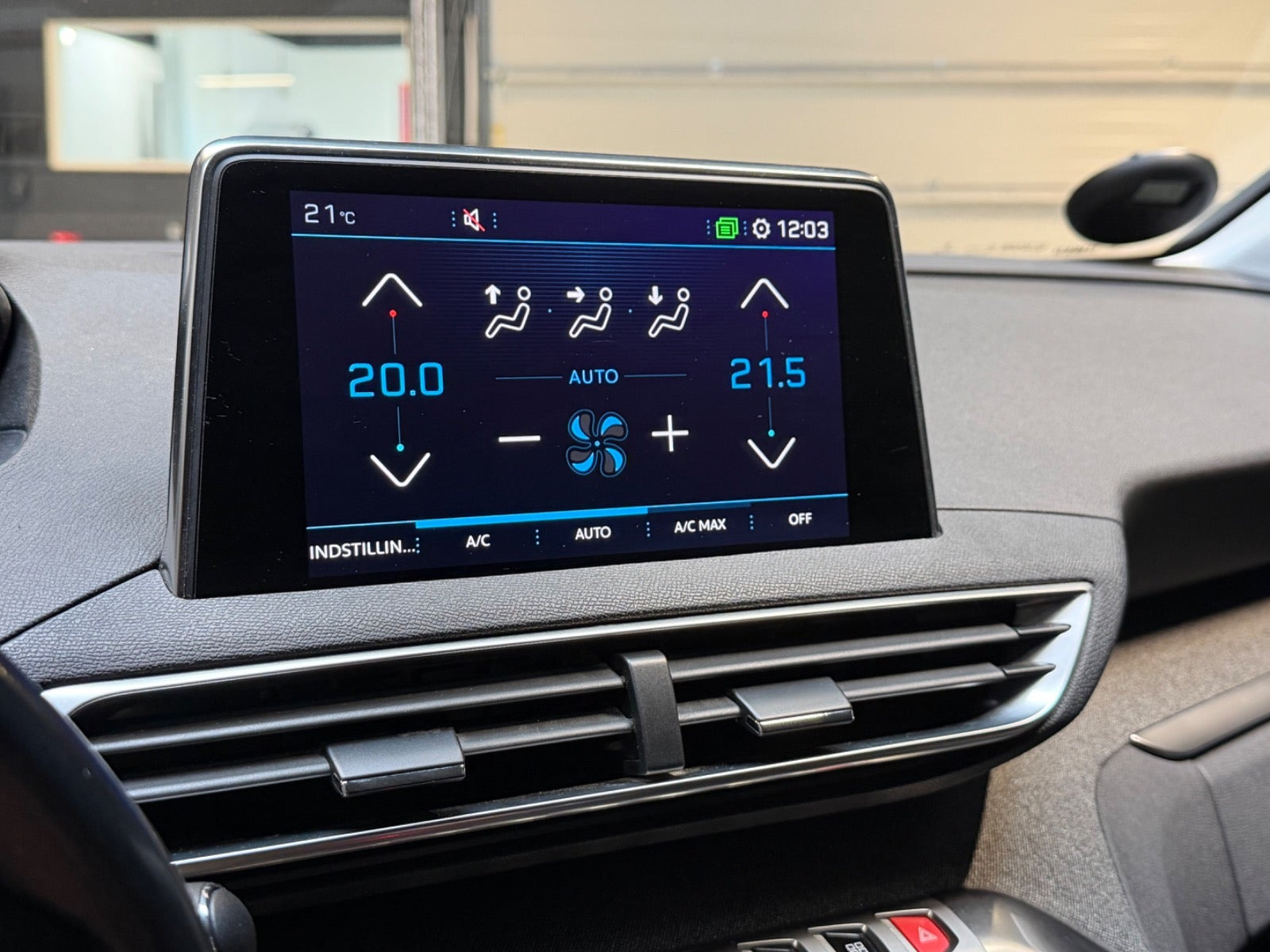 Grøn Peugeot 5008 fra 2017