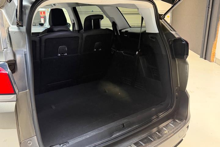 Grøn Peugeot 5008 fra 2017