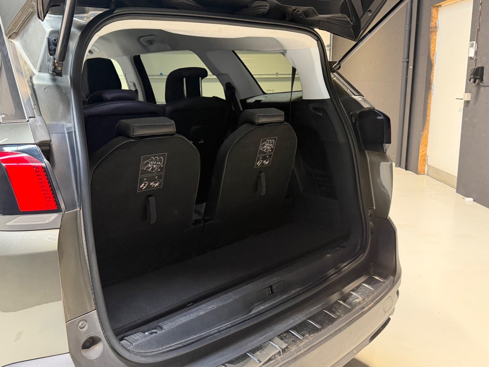 Grøn Peugeot 5008 fra 2017