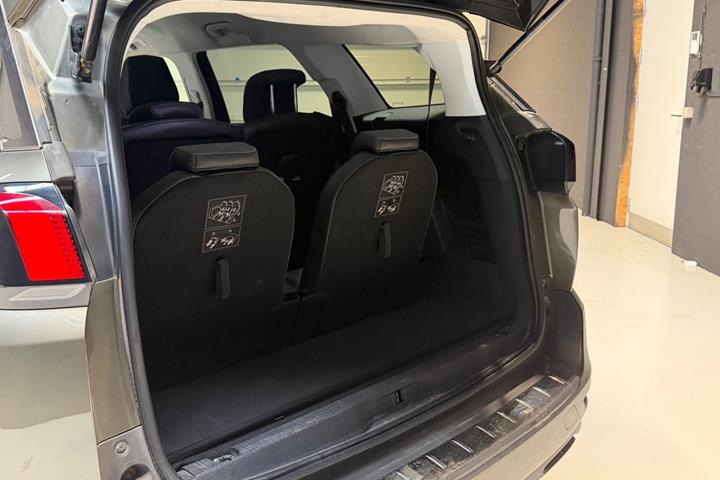 Grøn Peugeot 5008 fra 2017