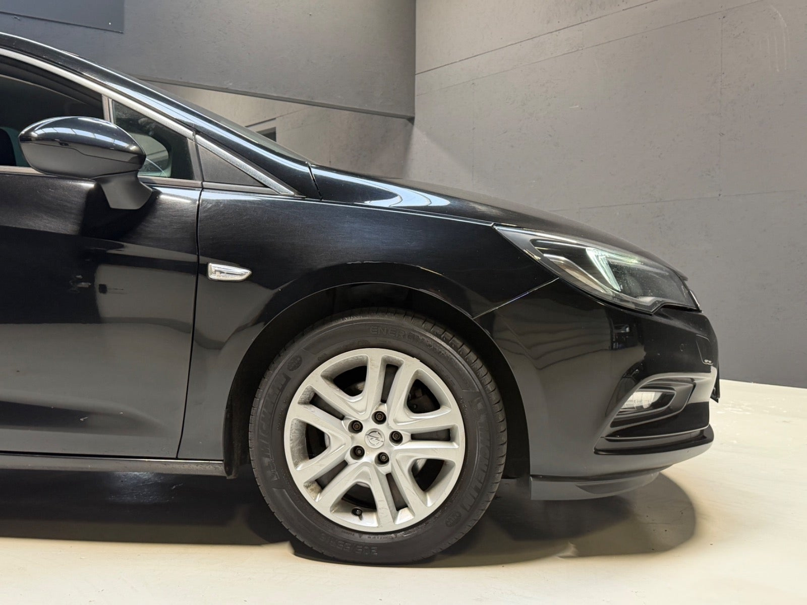 Sort Opel Astra fra 2018