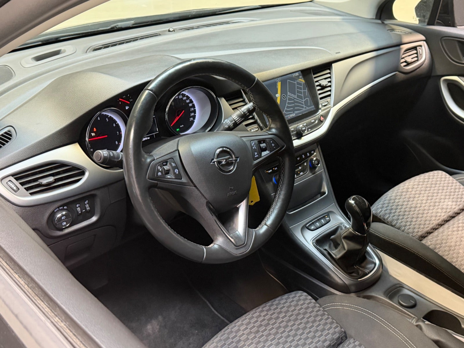 Sort Opel Astra fra 2018