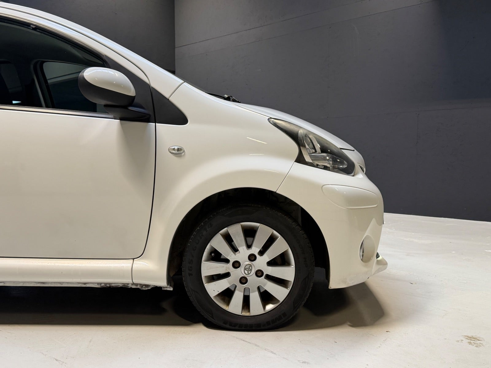Hvid Toyota Aygo fra 2012