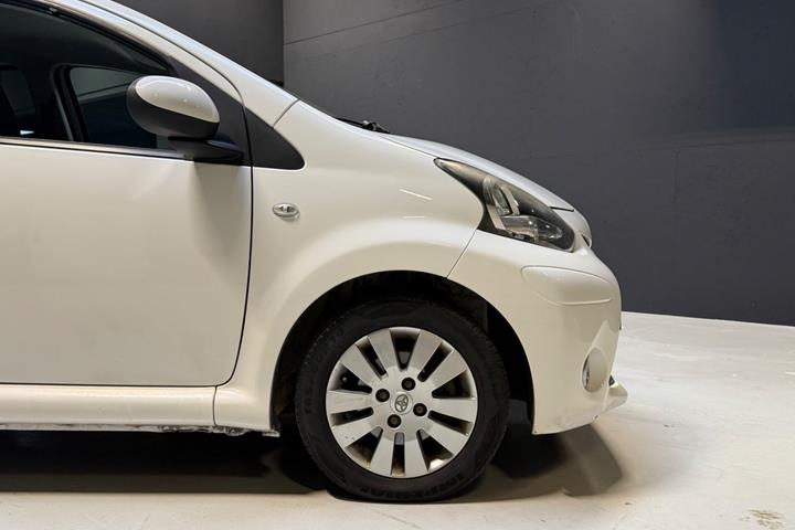 Hvid Toyota Aygo fra 2012