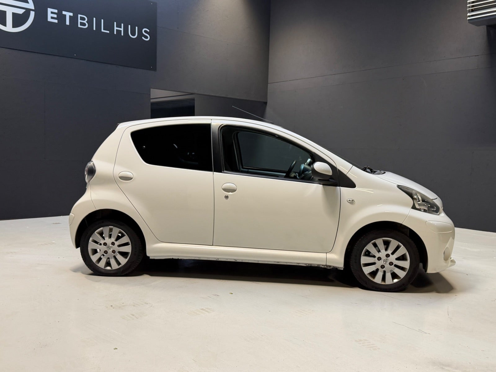 Hvid Toyota Aygo fra 2012