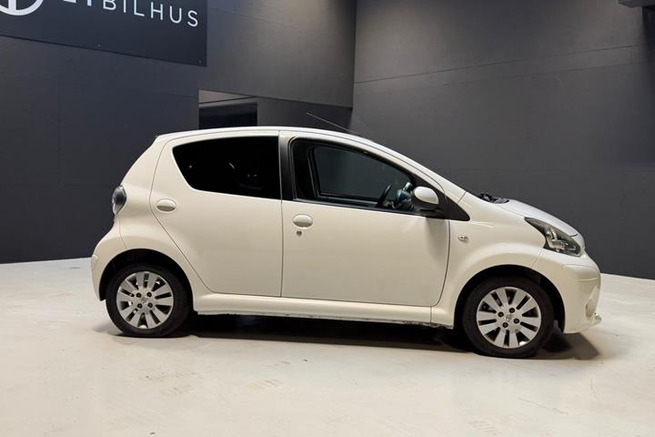 Hvid Toyota Aygo fra 2012