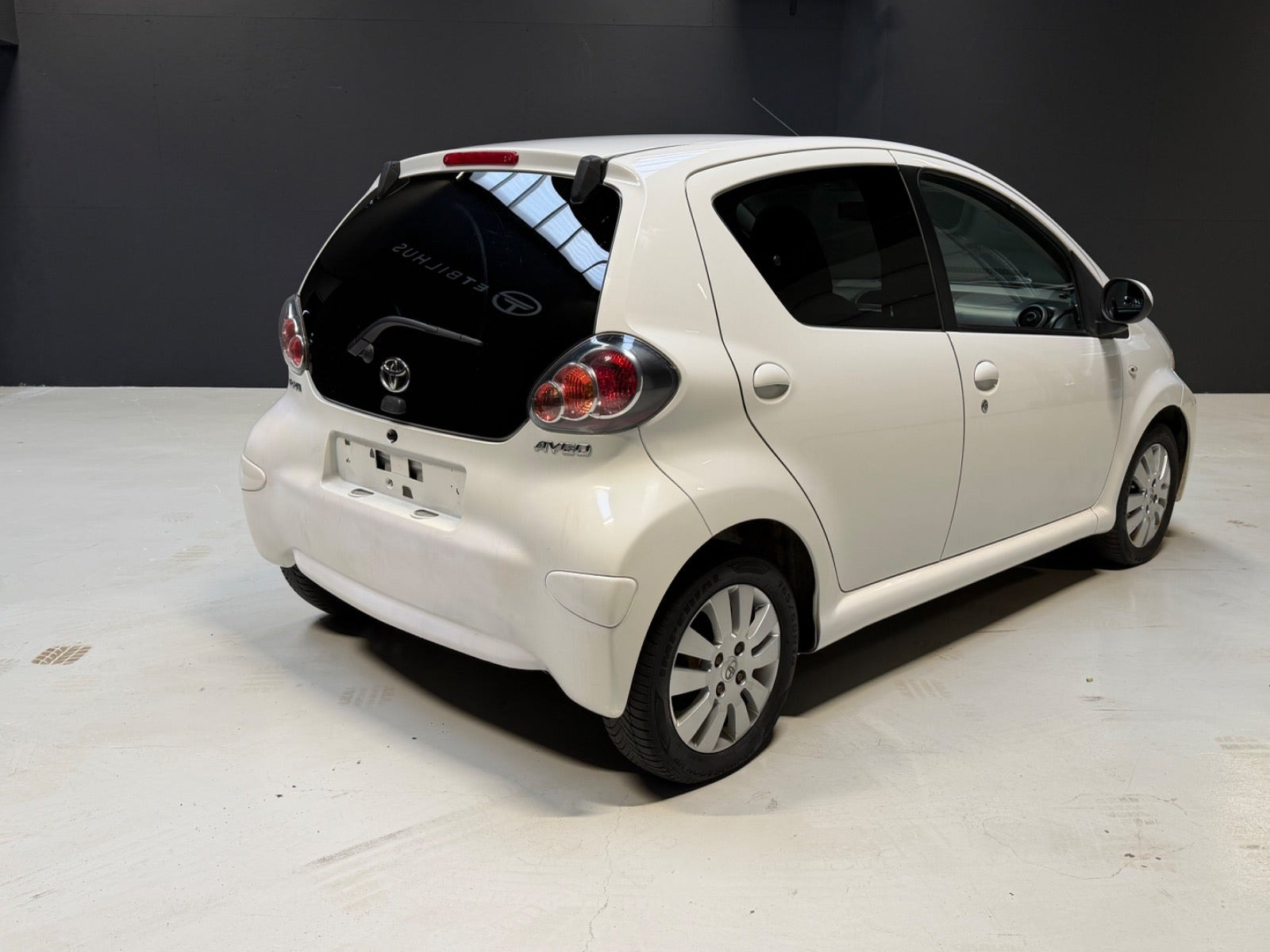 Hvid Toyota Aygo fra 2012