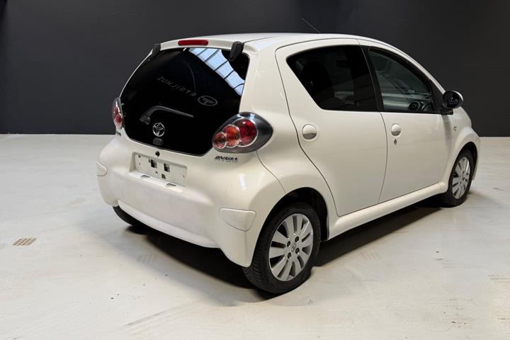 Hvid Toyota Aygo fra 2012