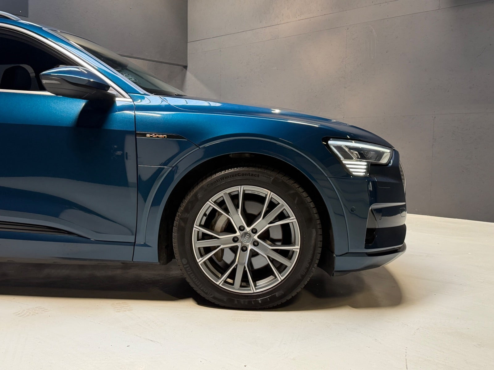 Blå Audi e-tron fra 2019
