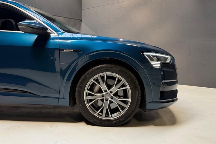 Blå Audi e-tron fra 2019