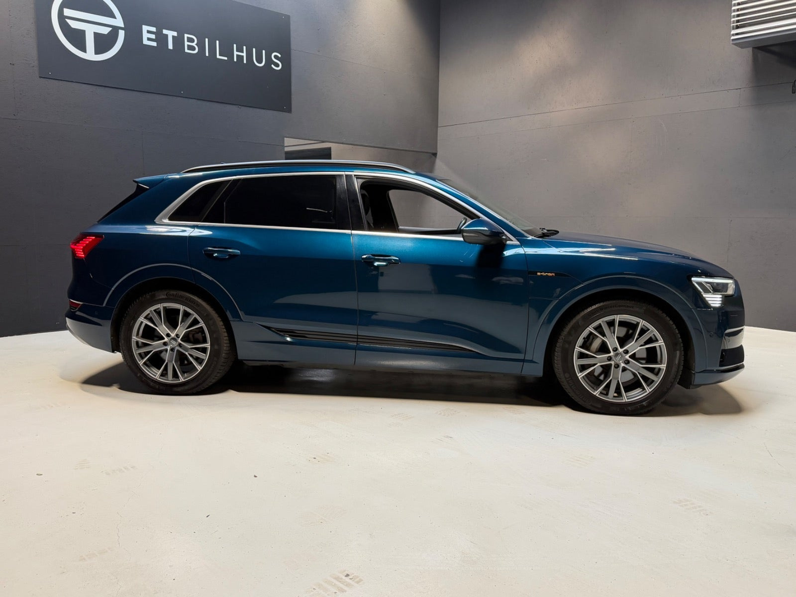 Blå Audi e-tron fra 2019