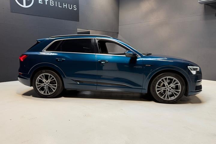 Blå Audi e-tron fra 2019