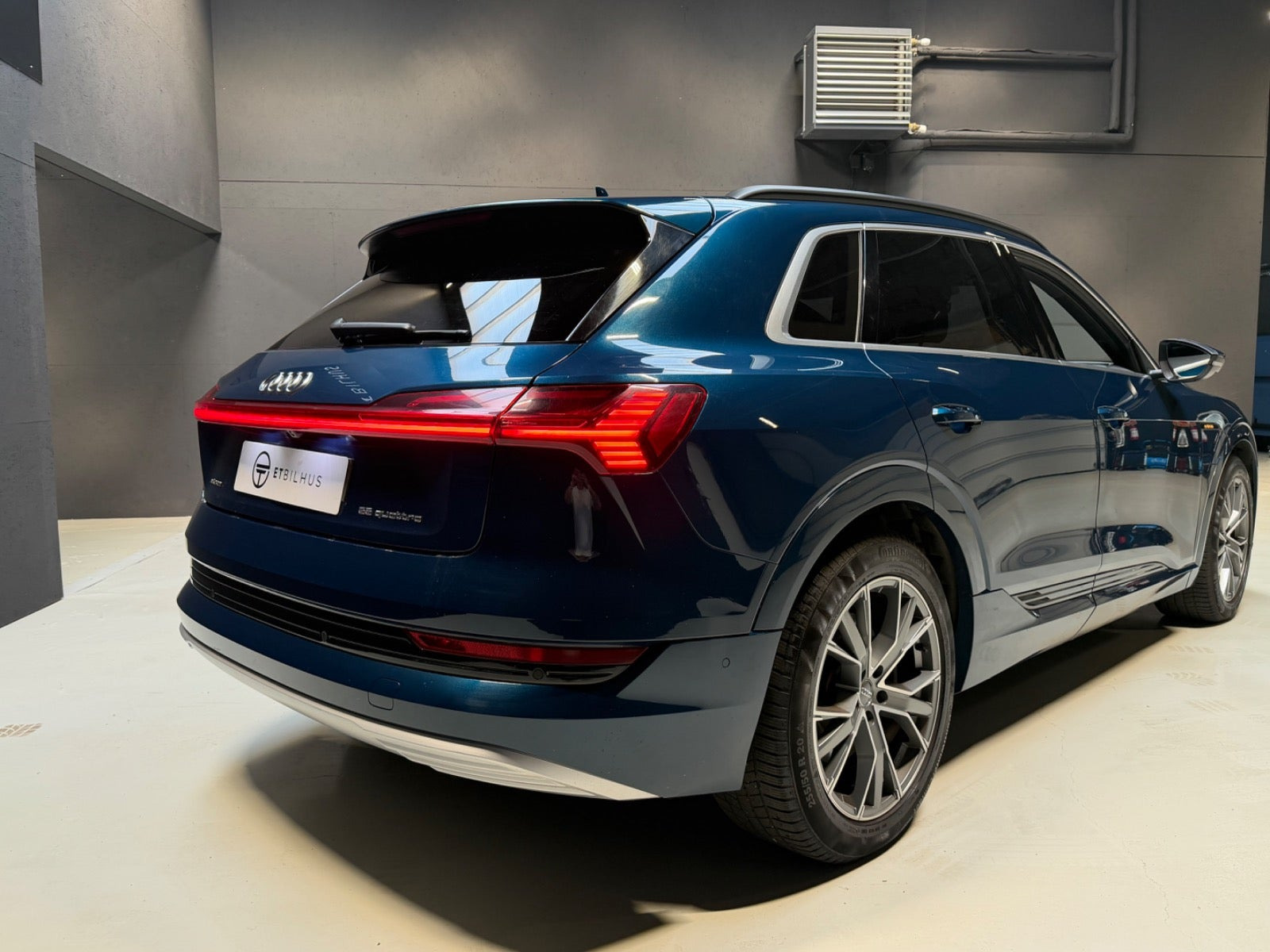 Blå Audi e-tron fra 2019