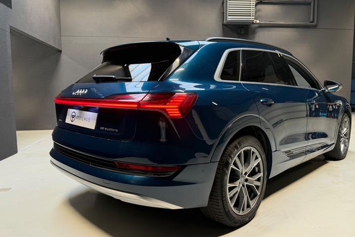Blå Audi e-tron fra 2019