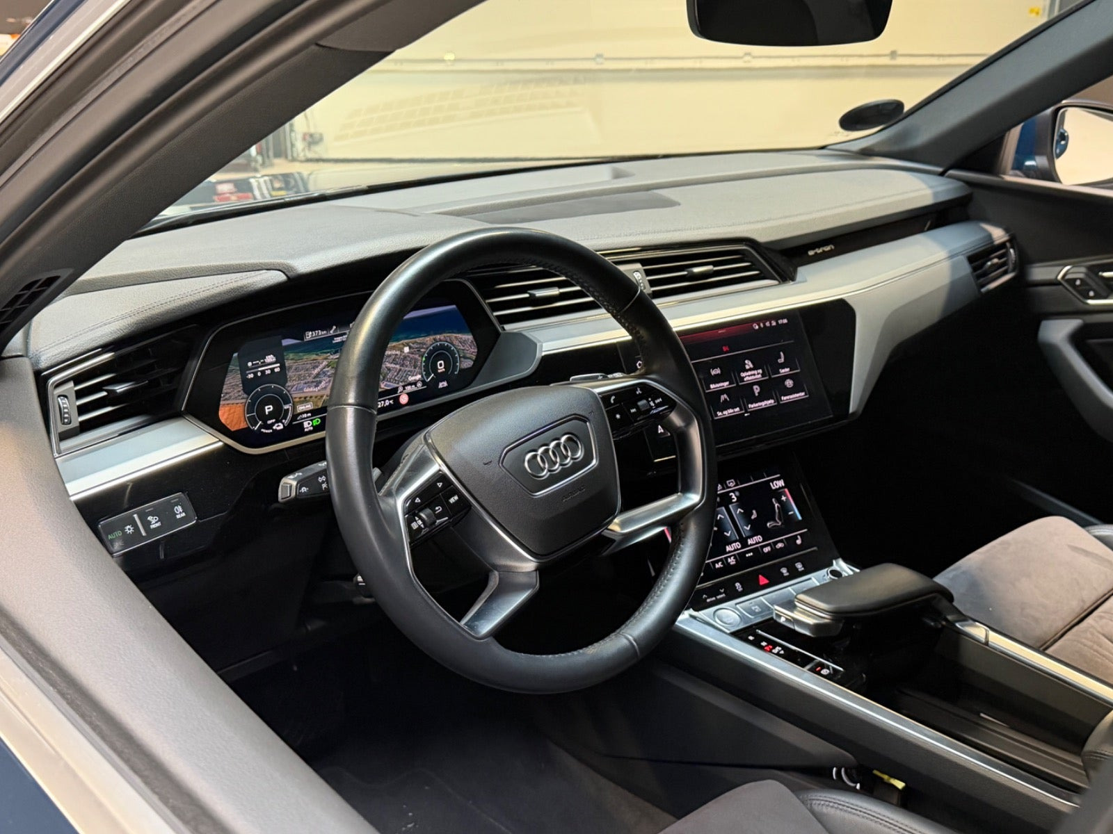 Blå Audi e-tron fra 2019