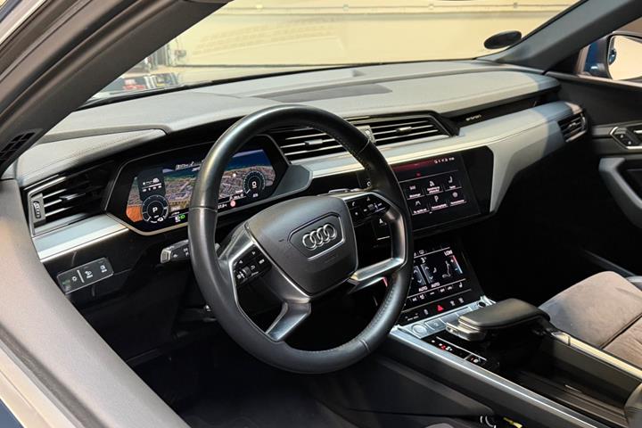 Blå Audi e-tron fra 2019