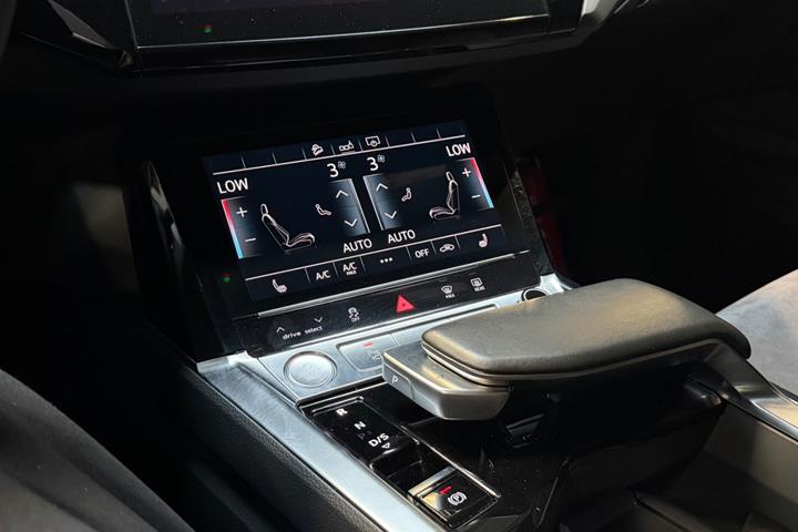 Blå Audi e-tron fra 2019