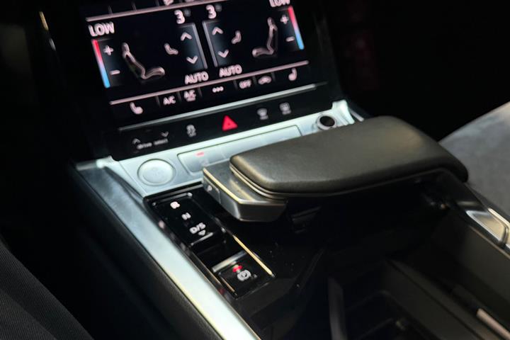 Blå Audi e-tron fra 2019