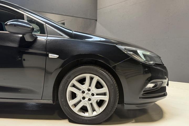 Sort Opel Astra fra 2018