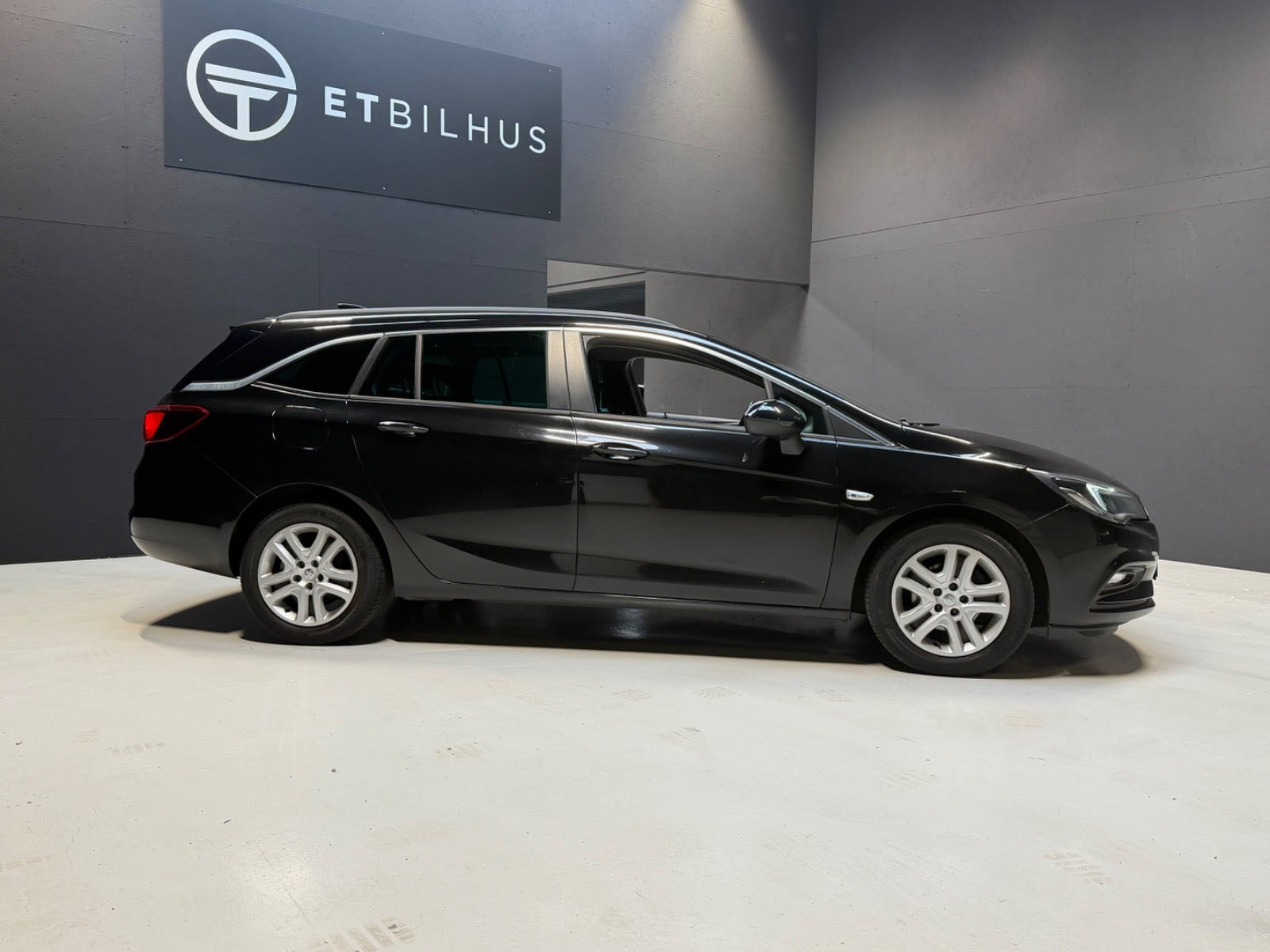 Sort Opel Astra fra 2018