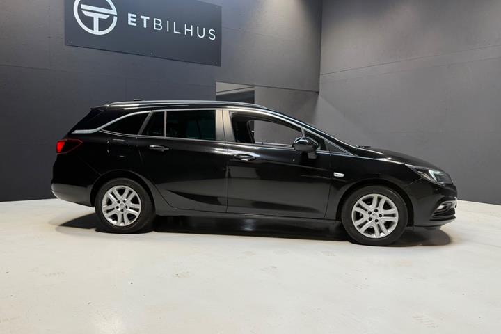 Sort Opel Astra fra 2018