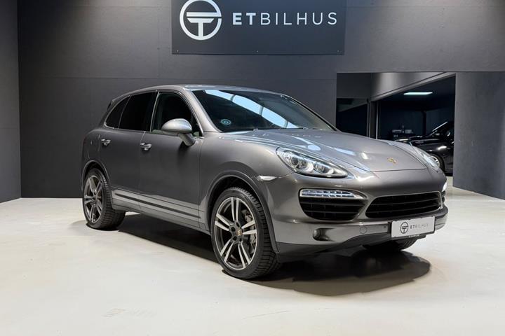 Orange Porsche Cayenne S fra 2013