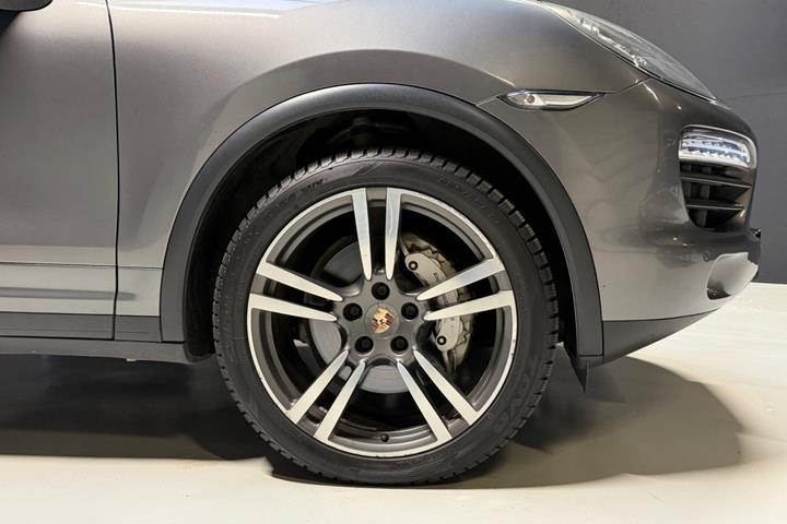 Orange Porsche Cayenne S fra 2013