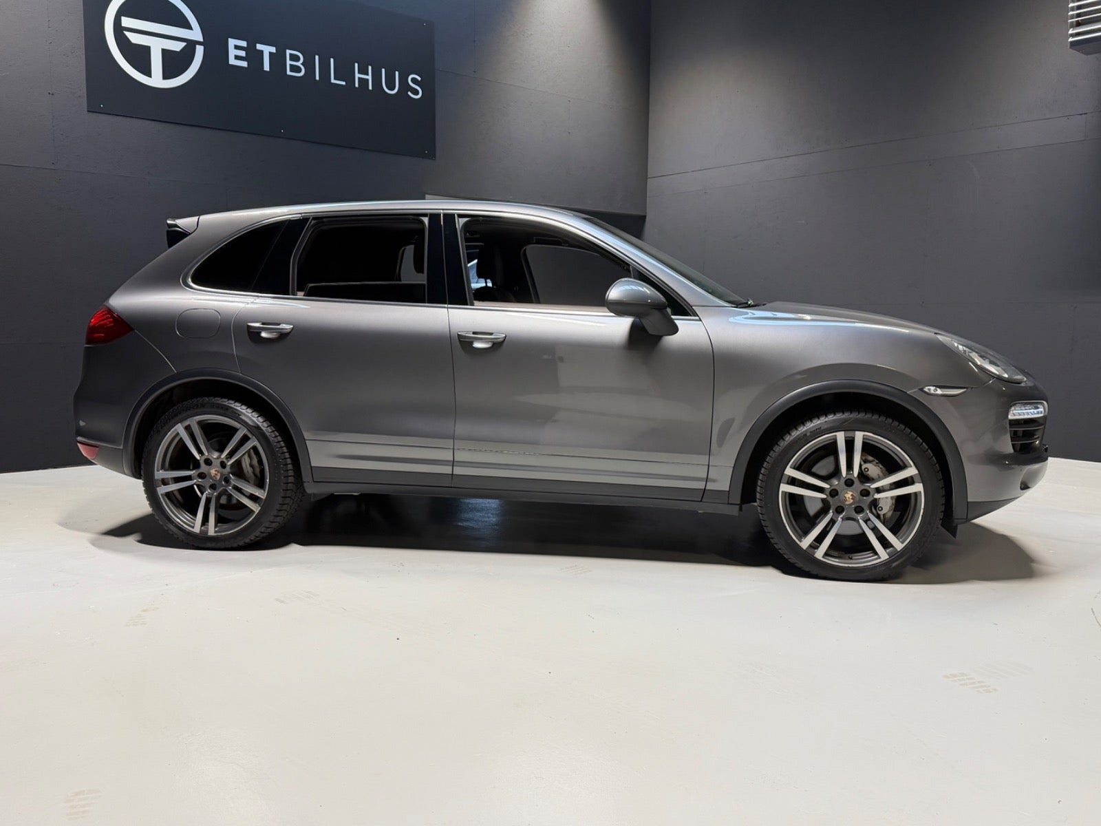 Orange Porsche Cayenne S fra 2013