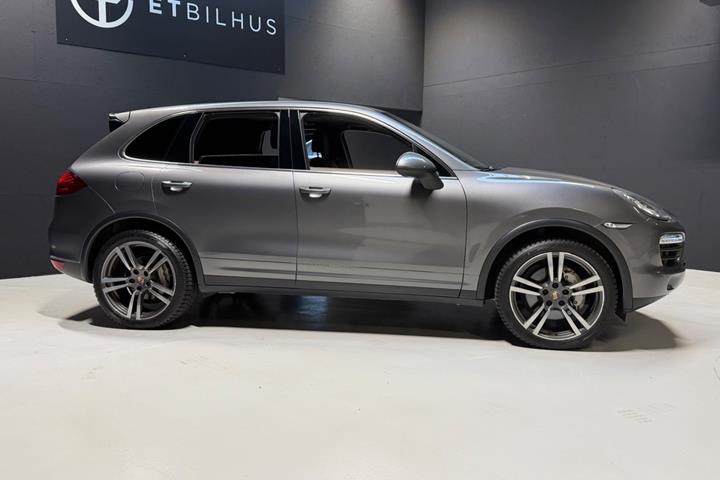Orange Porsche Cayenne S fra 2013