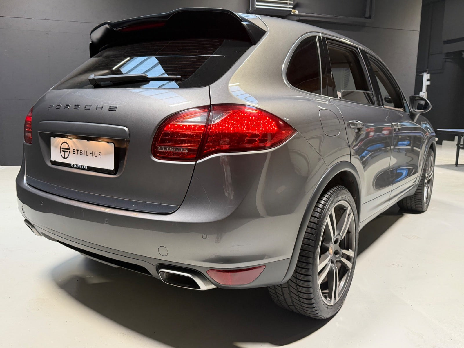 Orange Porsche Cayenne S fra 2013