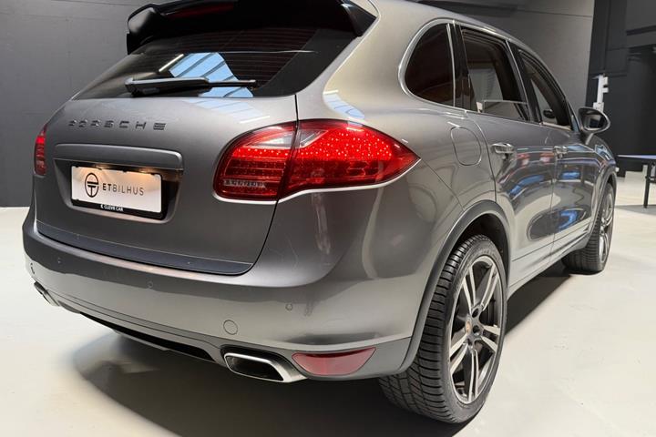 Orange Porsche Cayenne S fra 2013