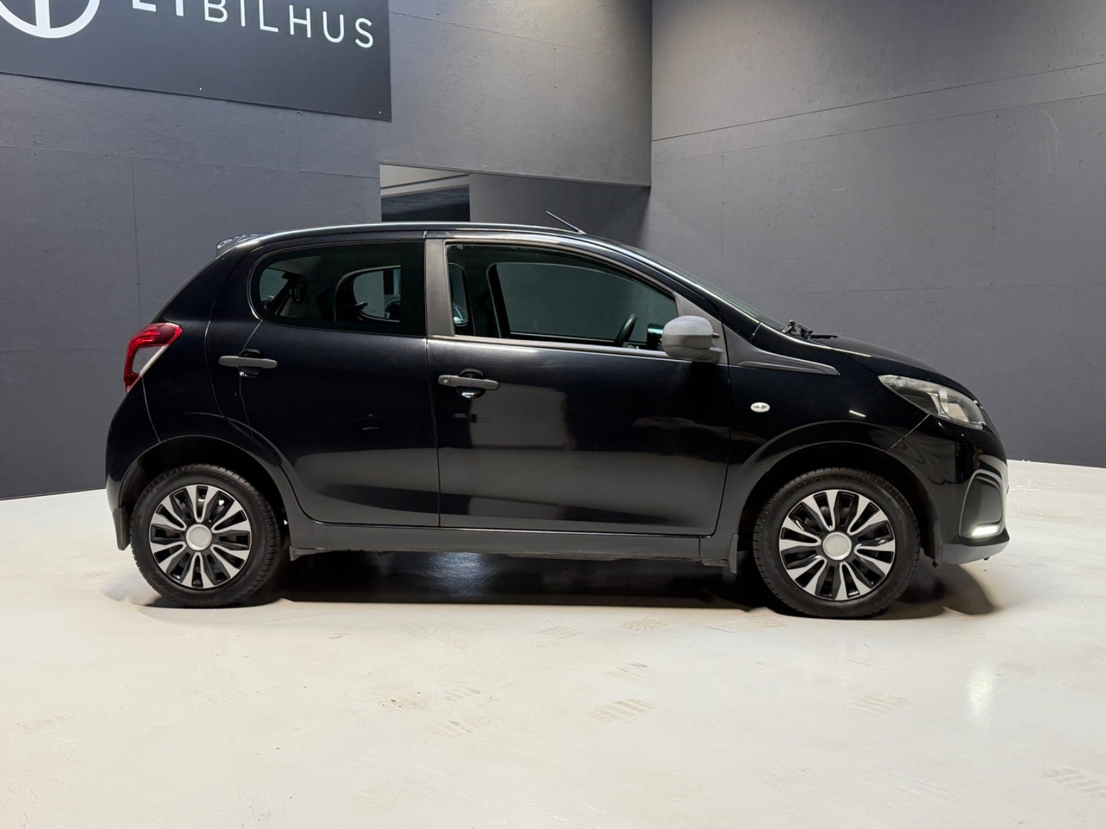 Sort Peugeot 108 fra 2014