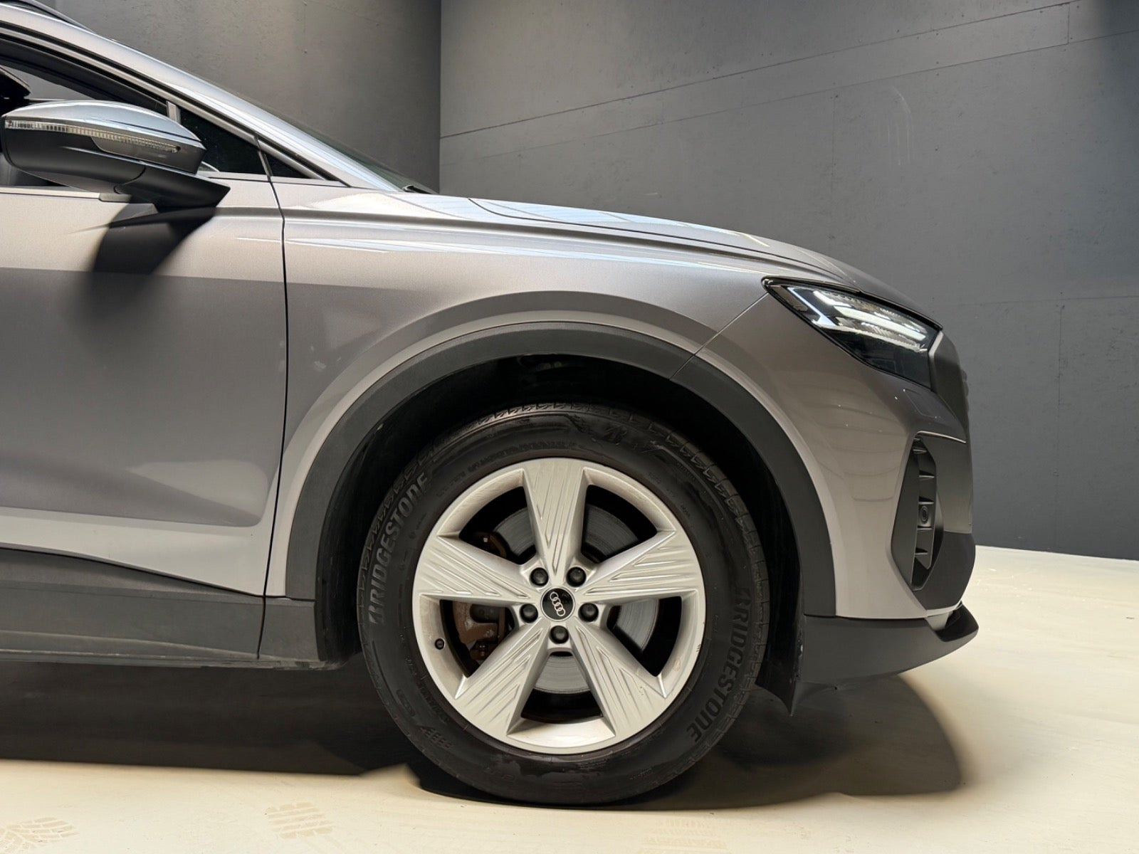 Grå Audi Q4 e-tron fra 2022