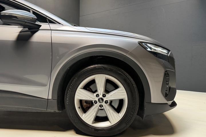 Grå Audi Q4 e-tron fra 2022