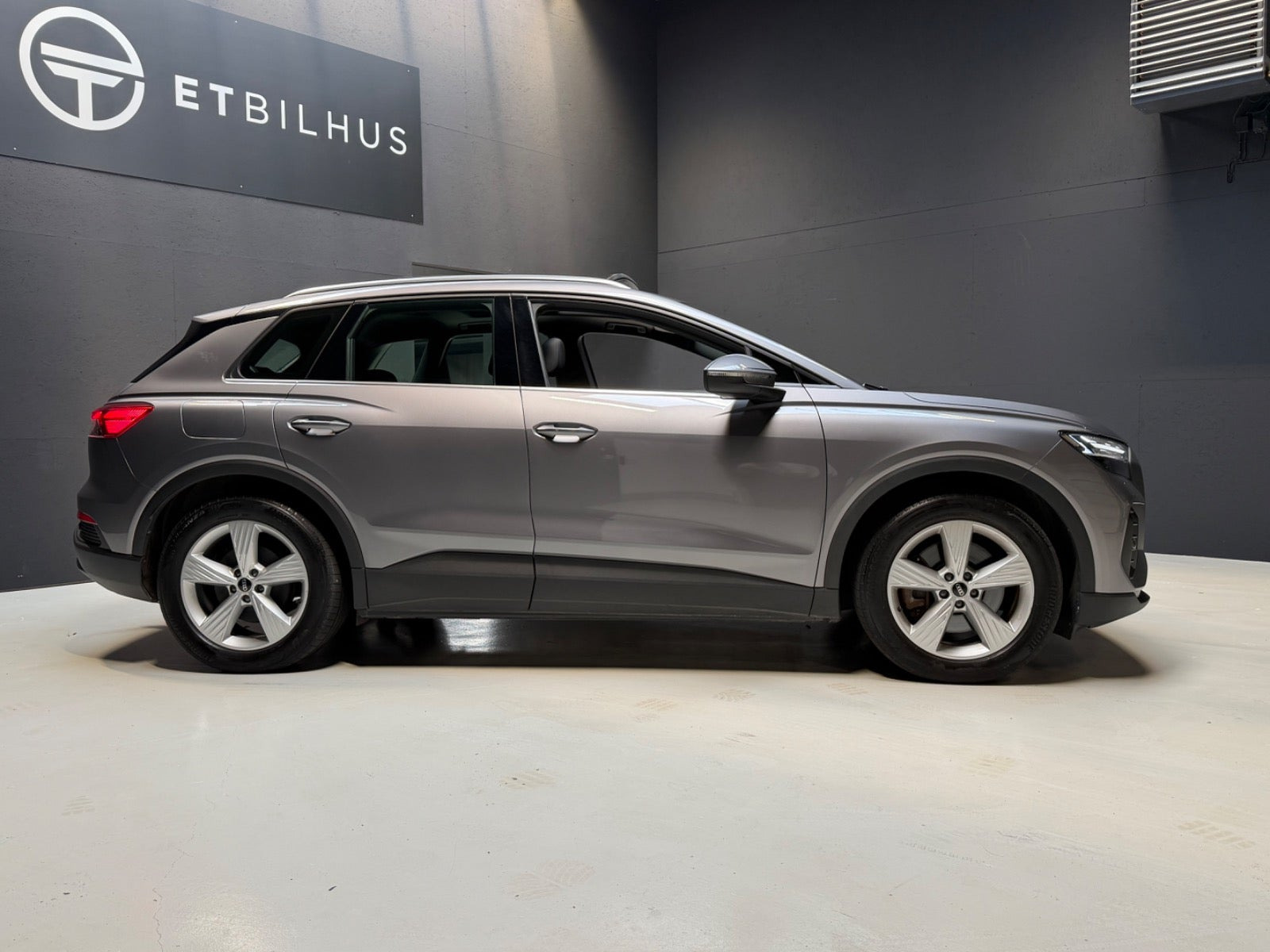 Grå Audi Q4 e-tron fra 2022