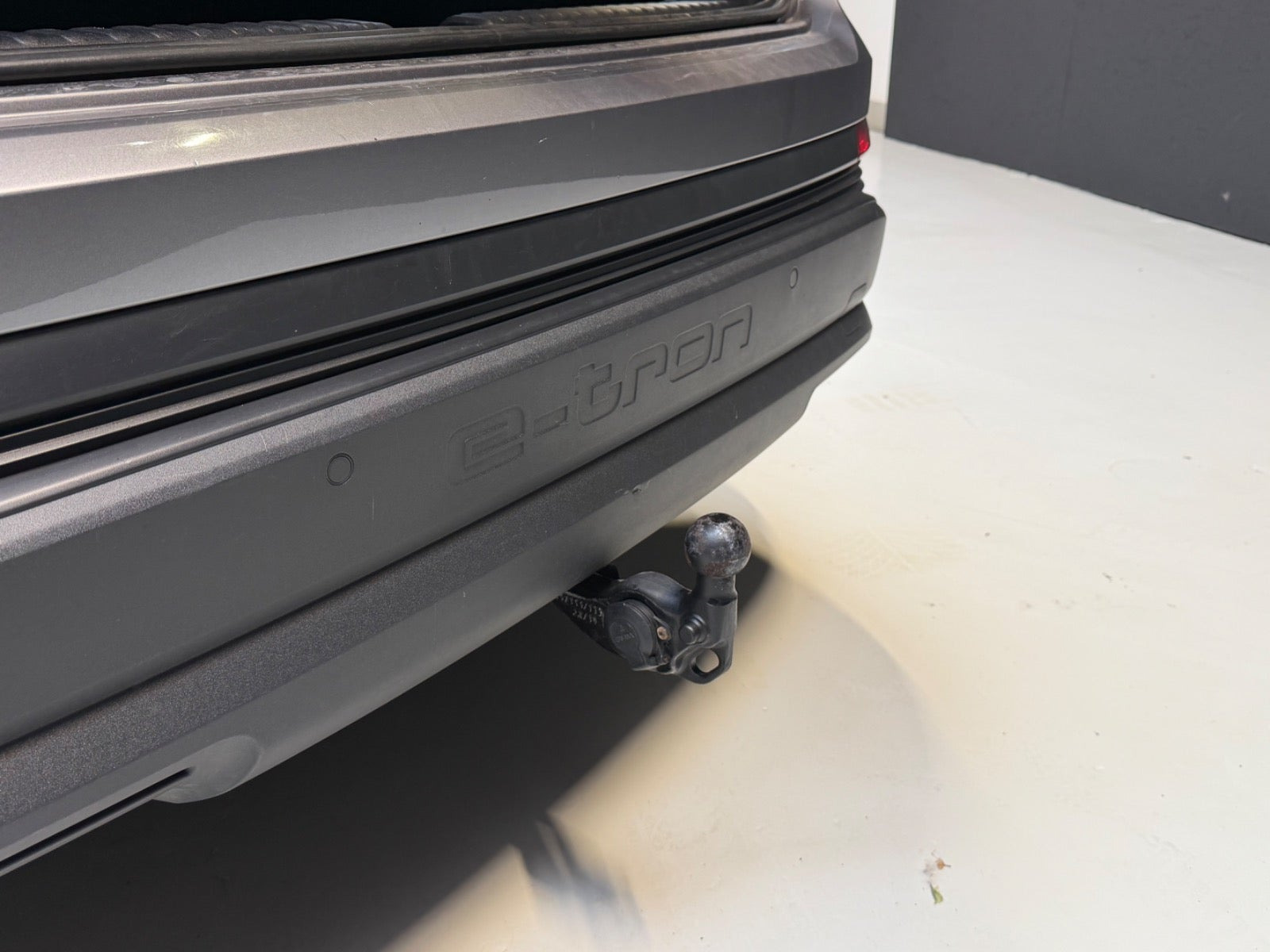 Grå Audi Q4 e-tron fra 2022