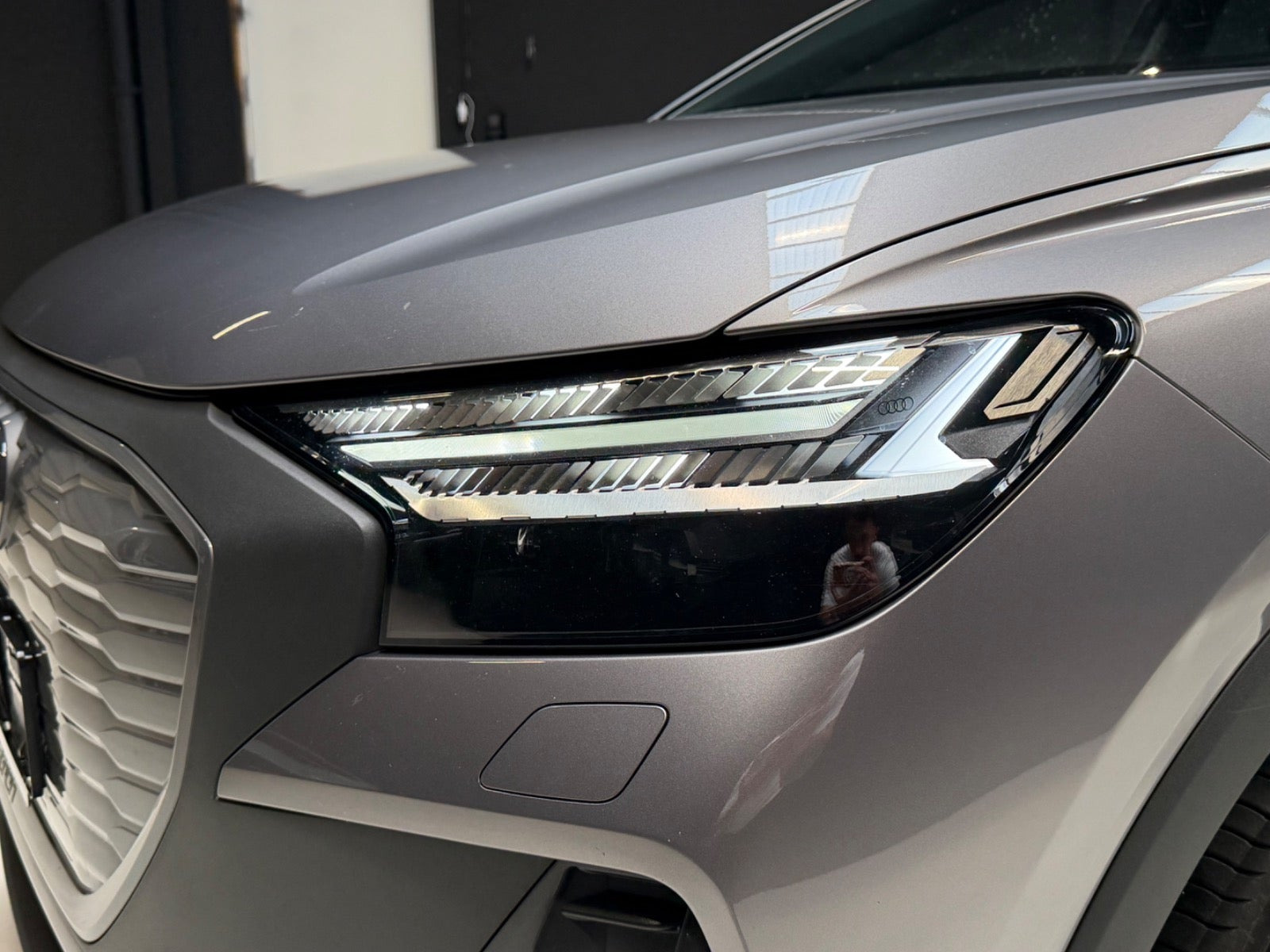 Grå Audi Q4 e-tron fra 2022
