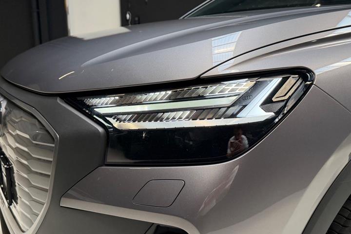 Grå Audi Q4 e-tron fra 2022