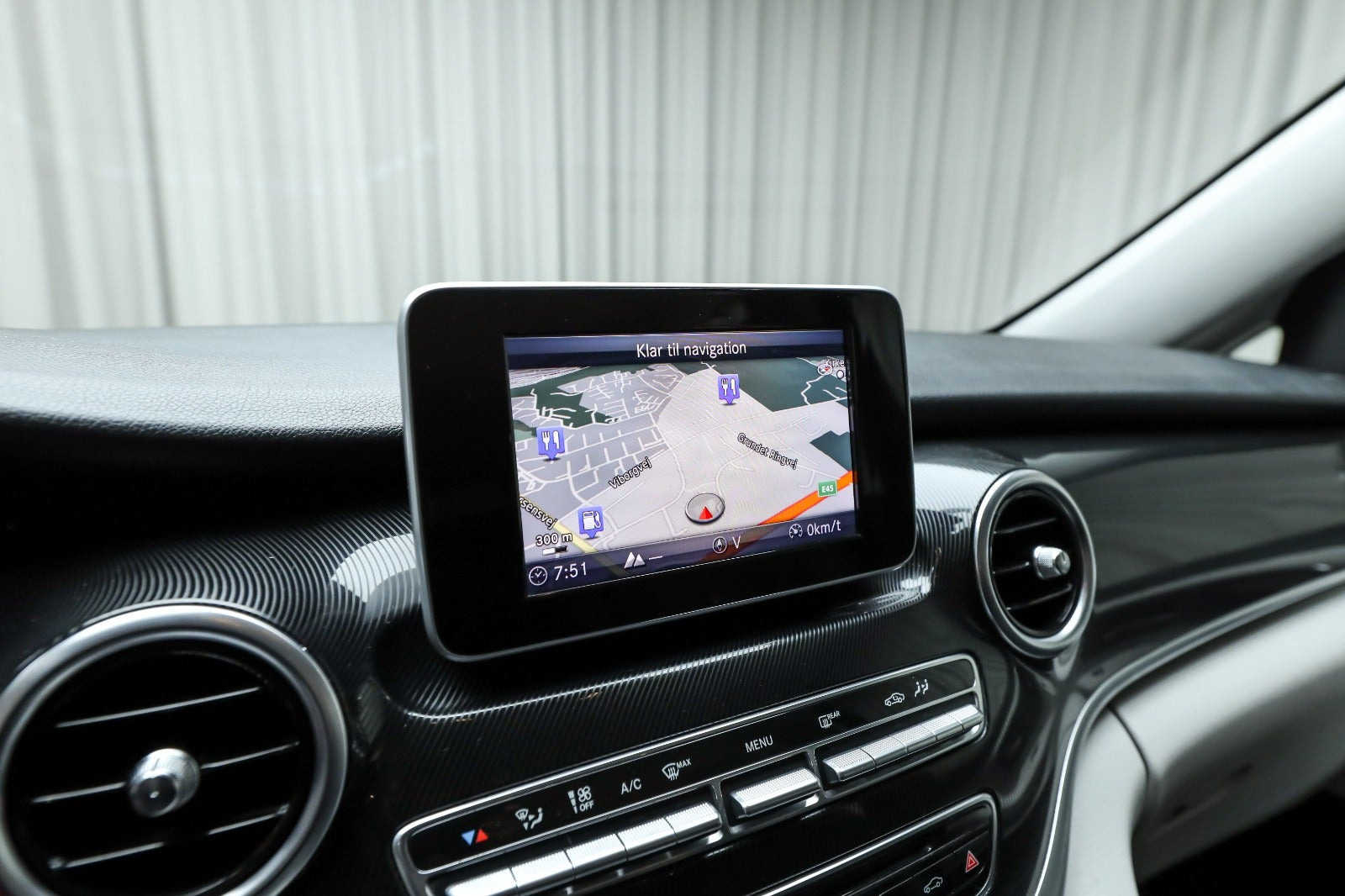 Grå Mercedes V220 d fra 2014