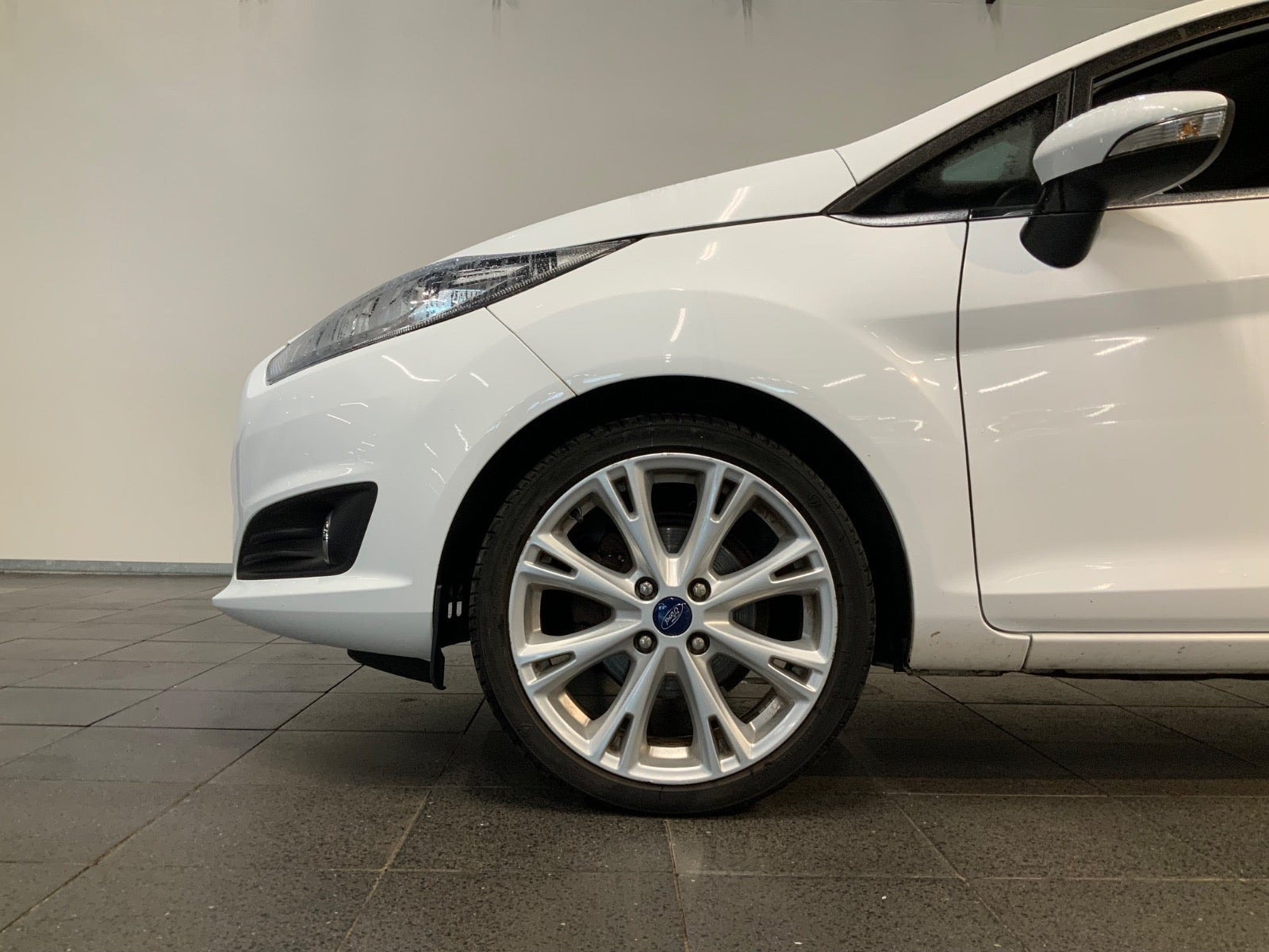 Hvid Ford Fiesta fra 2015