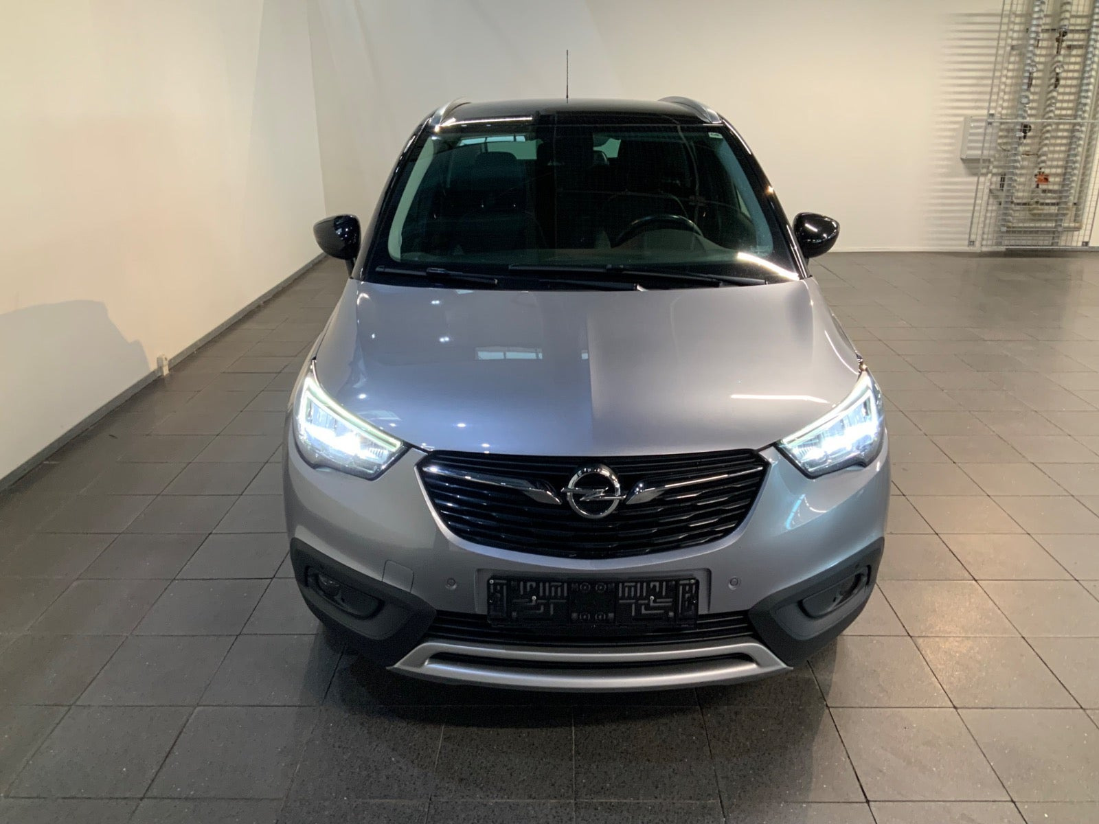 Grå Opel Crossland X fra 2020
