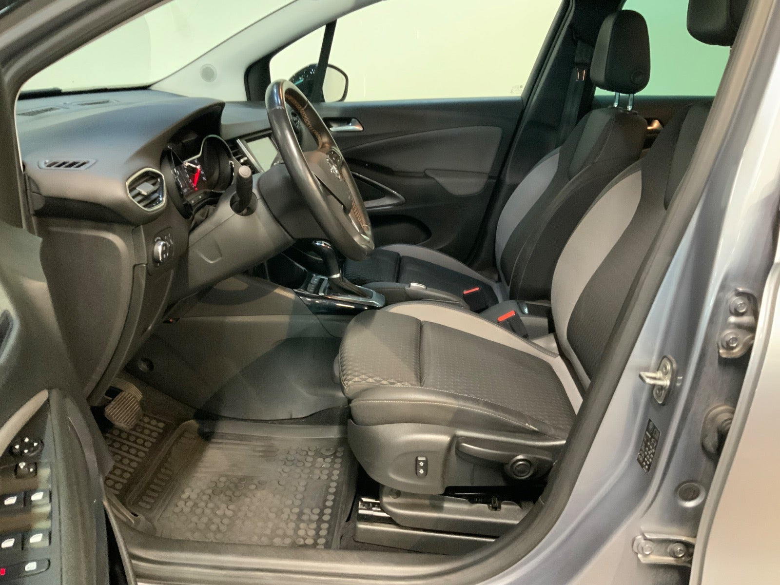 Grå Opel Crossland X fra 2020
