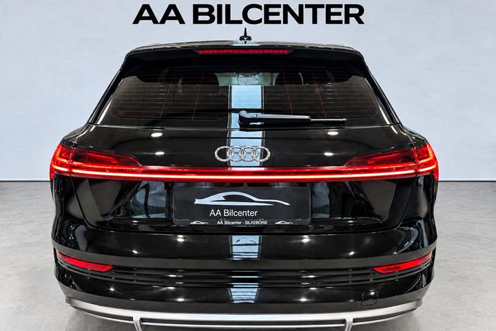Sort Audi e-tron fra 2023